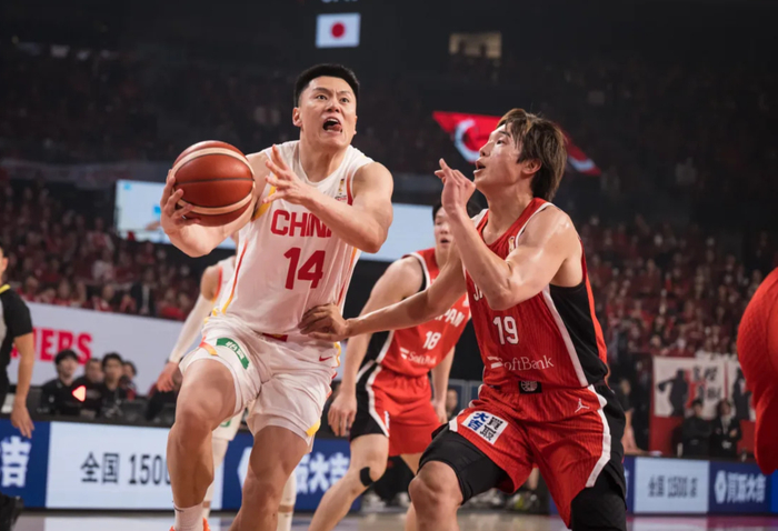 11投8中狂砍27分并命中7记三分，李弘权展现顶级